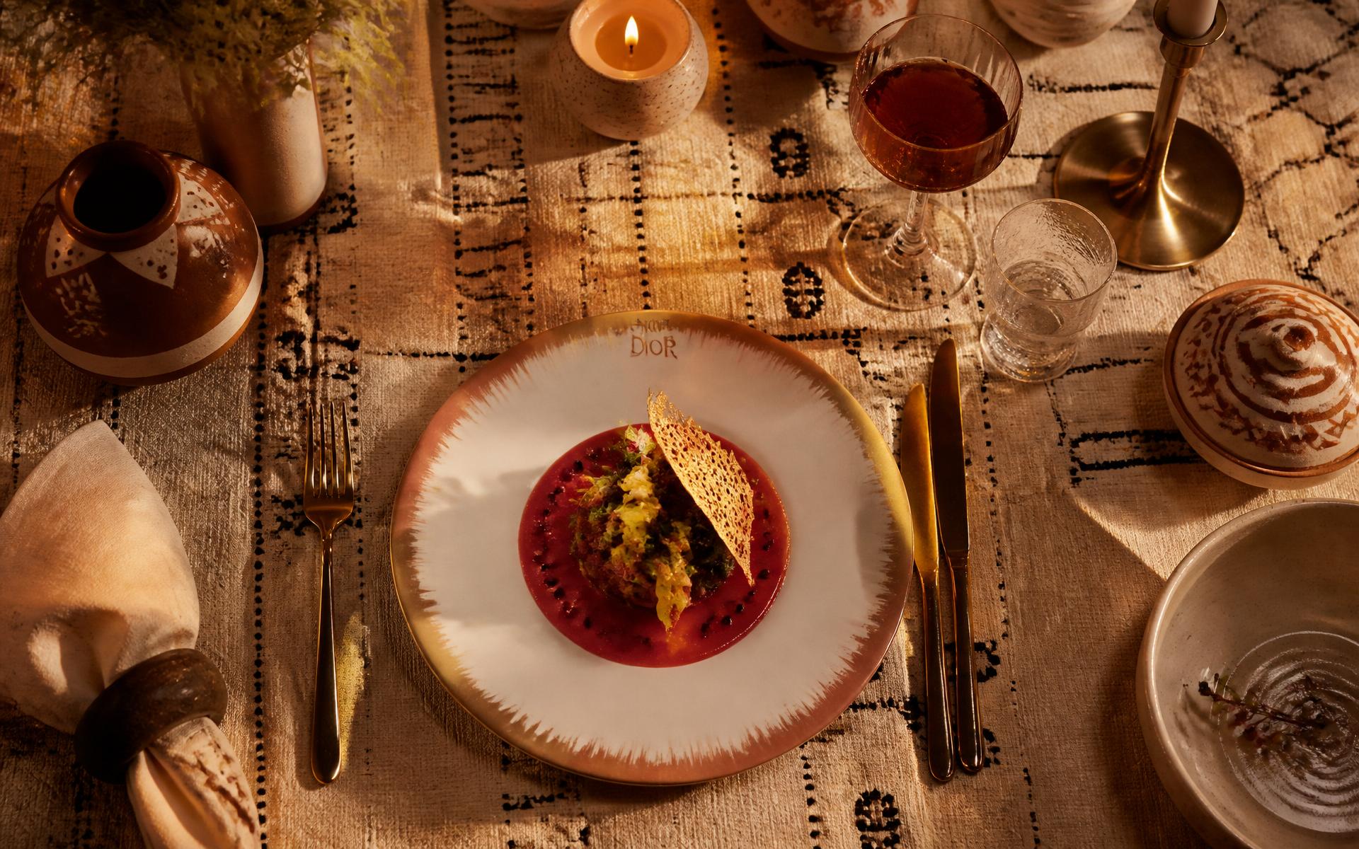 Table d'exception afro-européenne dressée à la lumière chaude
